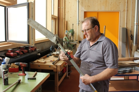 Mitarbeiter von Stadtgr&uuml;n St.Gallen bei der Reparatur einer Stangens&auml;ge